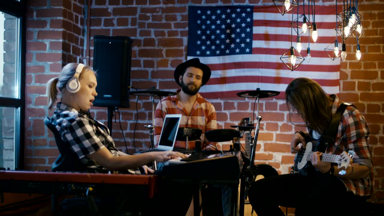 음악 을 작곡 하는 음악가 들