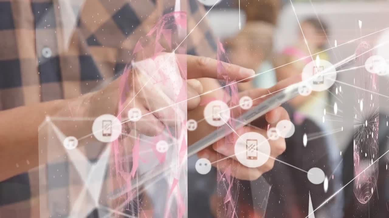 태블릿을 사용하는 여성 위의 디지털 아이콘 네트워크의 애니메이션