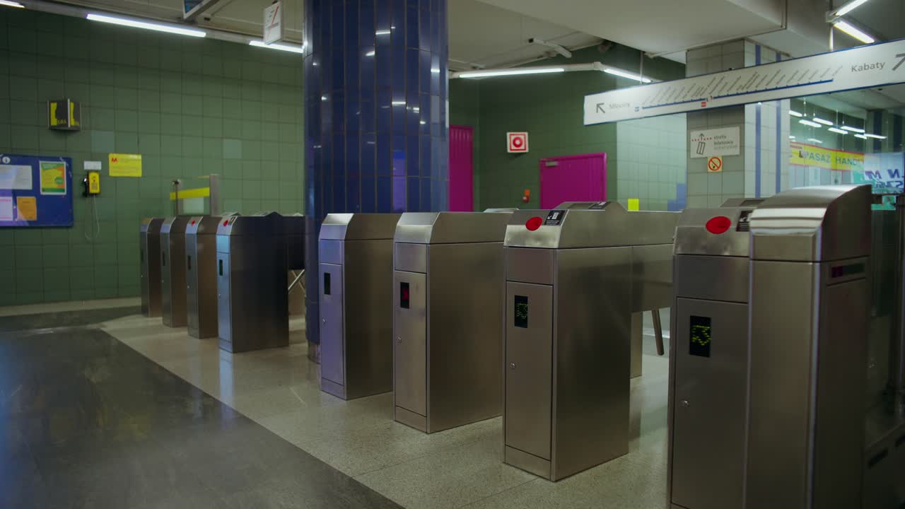 男性が地下鉄の駅の回転式改札機を使用しています。