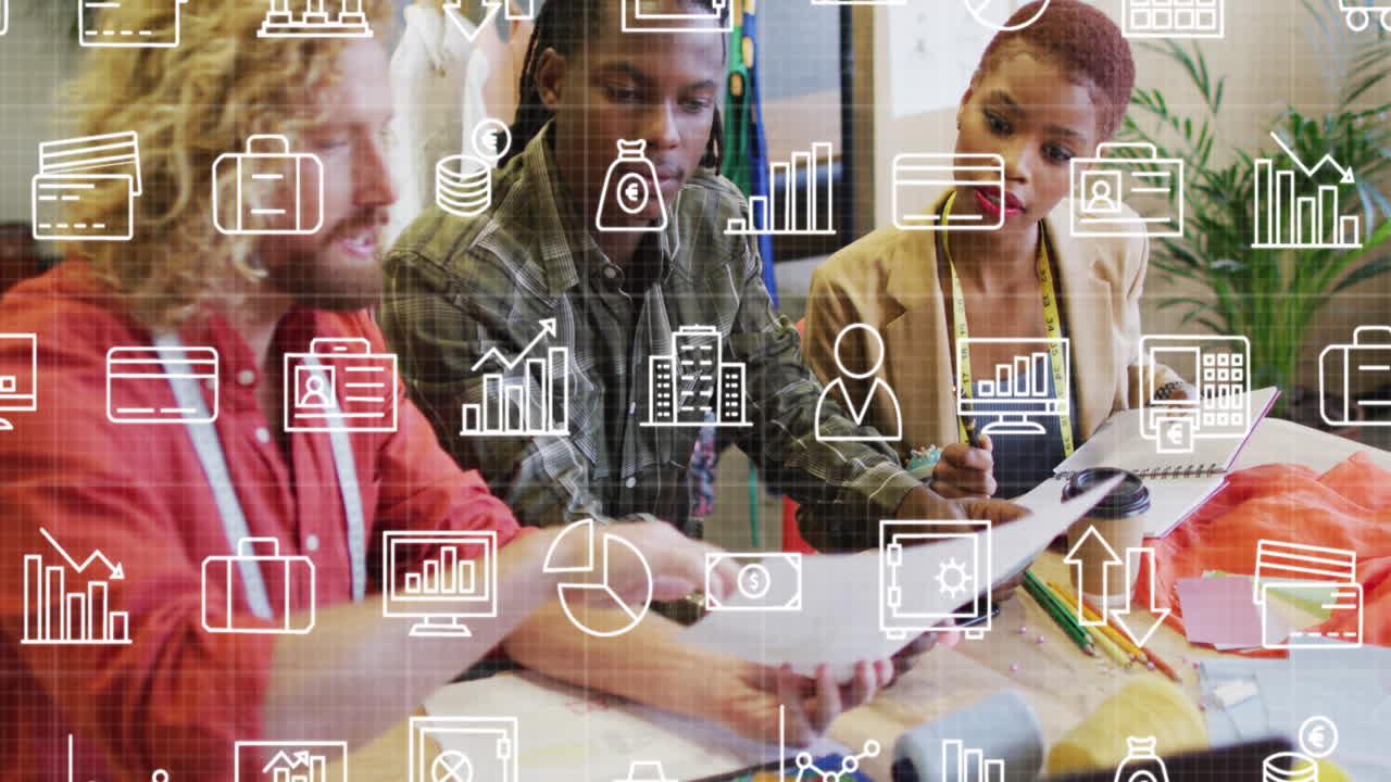 animación de múltiples iconos sobre diversos diseñadores que comparten ideas en la oficina