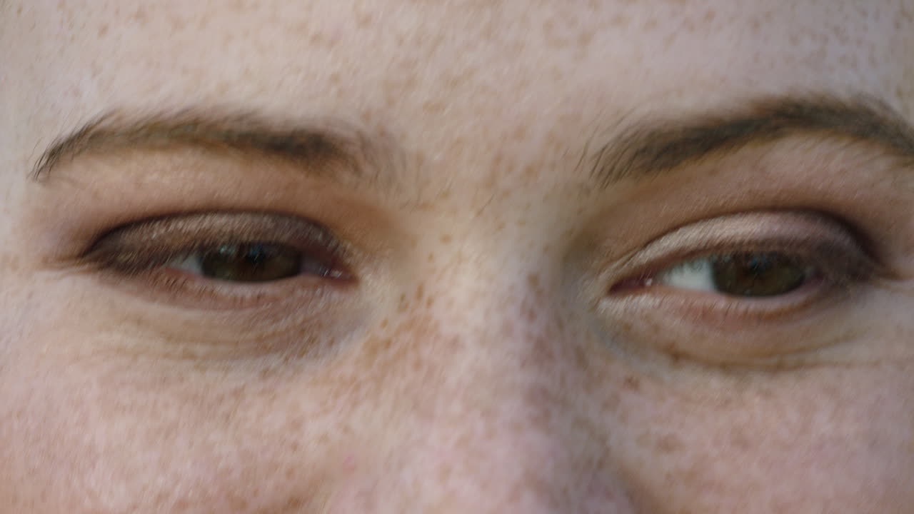 ojos macro cerrados de una hermosa mujer caucásica que parece feliz