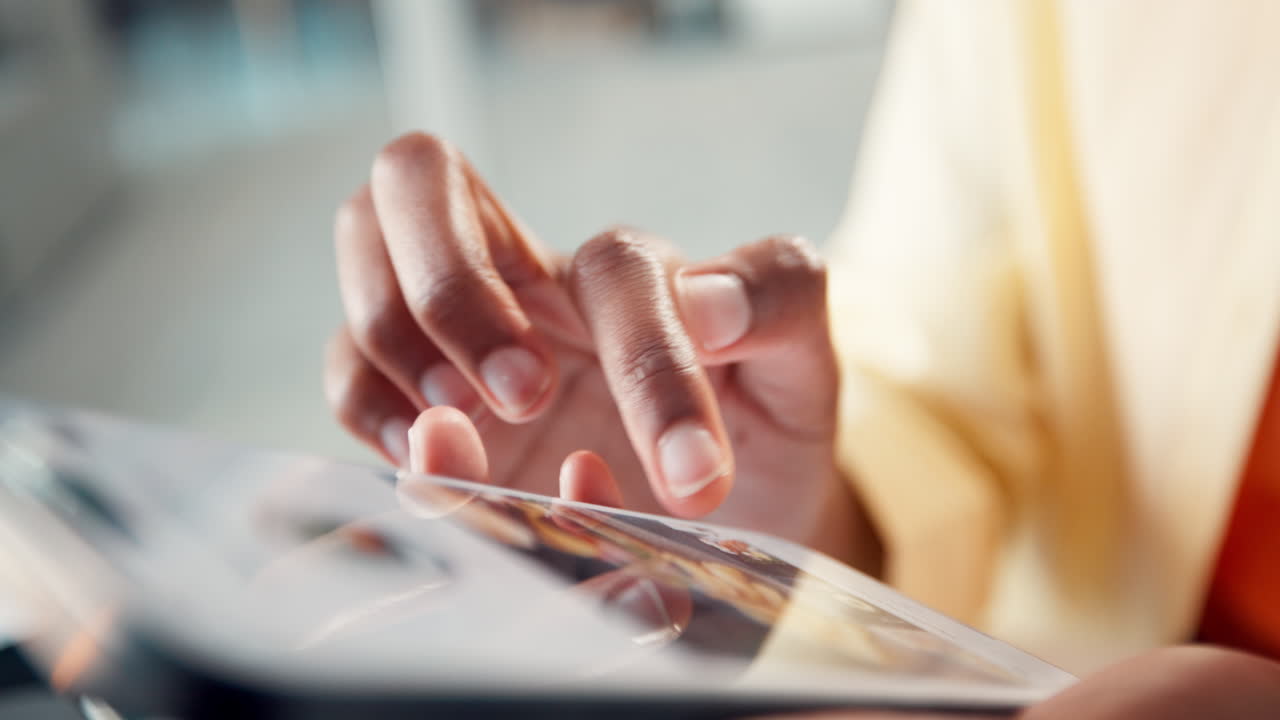 Primo piano di una mano che usa un tablet digitale