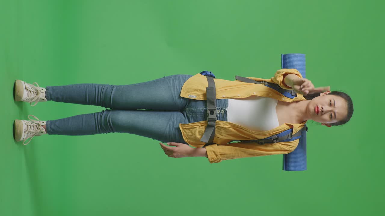 mujer con mochila y estera de yoga