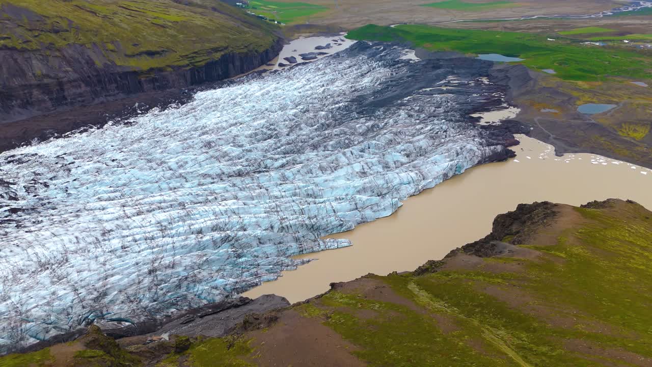 Aerial view of Sv&iacute;nafellsj&ouml;kull glacier reveals frozen icy expanse meeting rugged terrain
