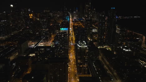 Edificios-De-Apartamentos-Iluminados-En-El-Bucle-Sur,-De-Noche-En-Chicago---Vista-Aérea