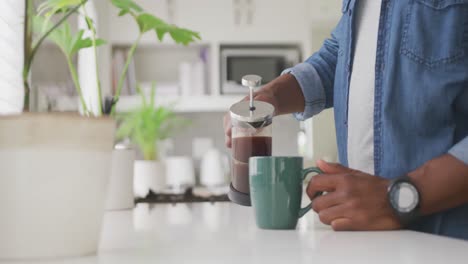 Video-De-Un-Anciano-Afroamericano-Tomando-Café.