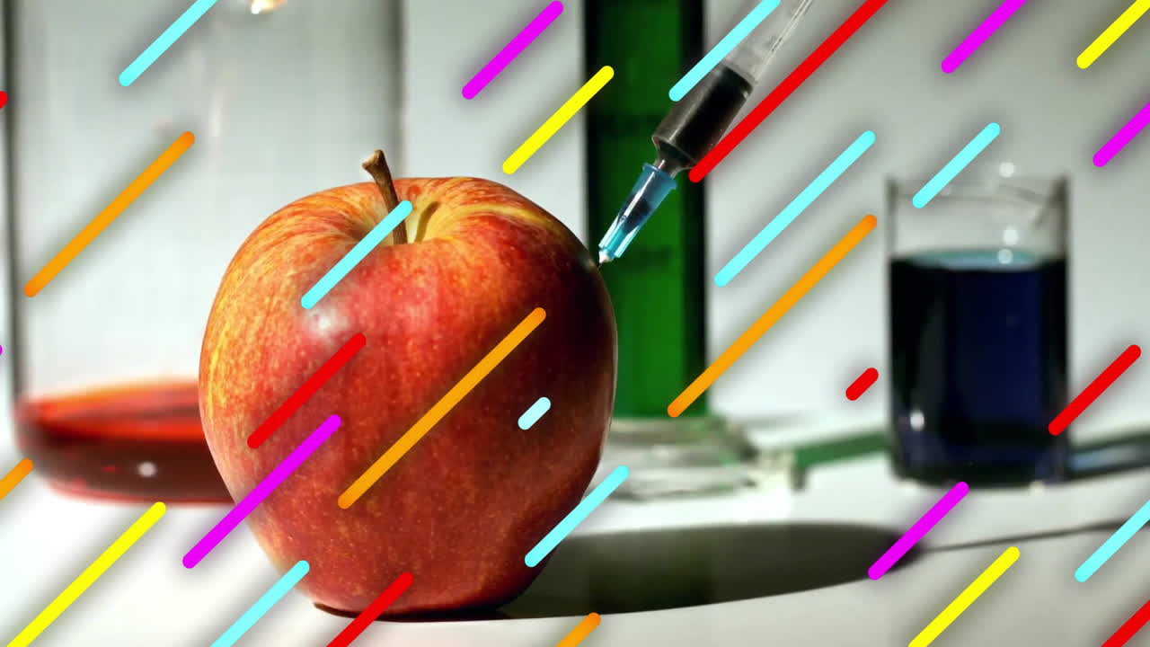 animación de manzana vacunada sobre vasos y líneas de colores
