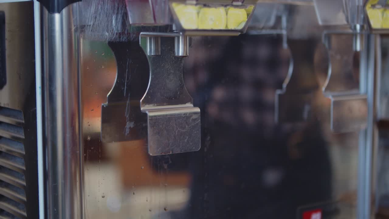 conseguir un vaso de refresco de un dispensador de refrescos en el comedor escolar - cerrar