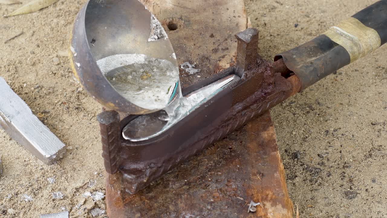 주조 납으로 수작업 시를 위해 집에서 만든 시 싱커를 만드는 것, 근접