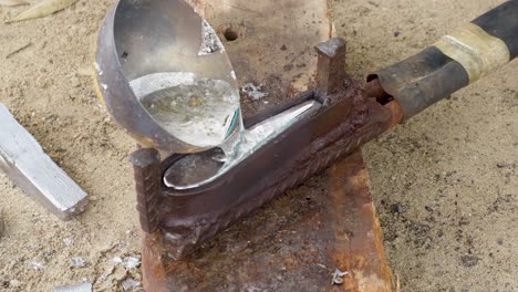 creación de sumideros de pesca caseros para la pesca artesanal con plomo fundido, de cerca