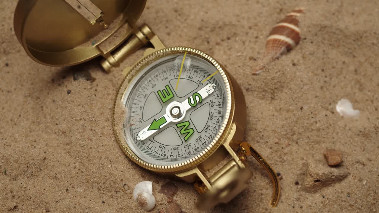 brújula dorada en el fondo de arena primer plano, enfocando la brújula dorada. concepto de viaje y turismo, navegación