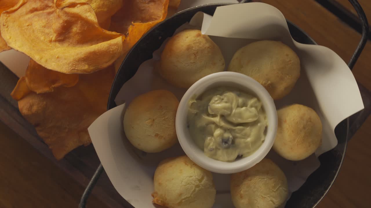 bollo de alioli de ajo dando vueltas comida picante tiro de arriba hacia abajo