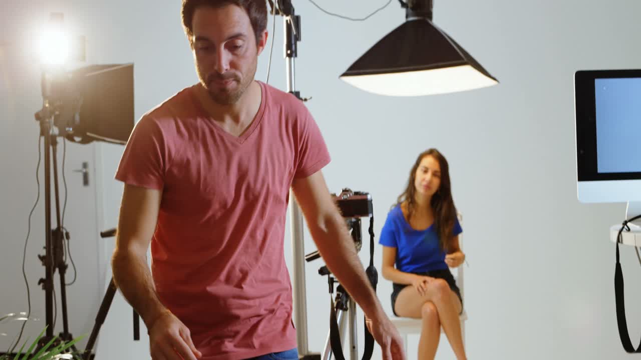 fotógrafo masculino usando una computadora portátil 4k