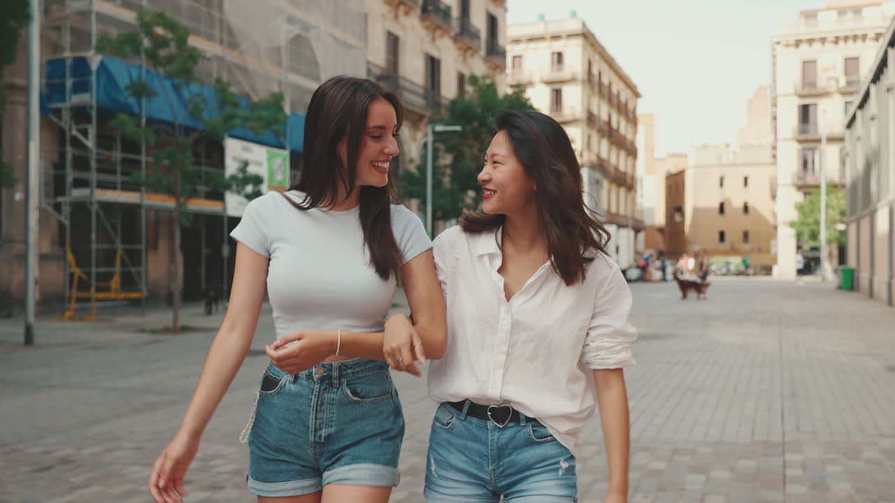 Dos amigos disfrutando de un paseo por la ciudad