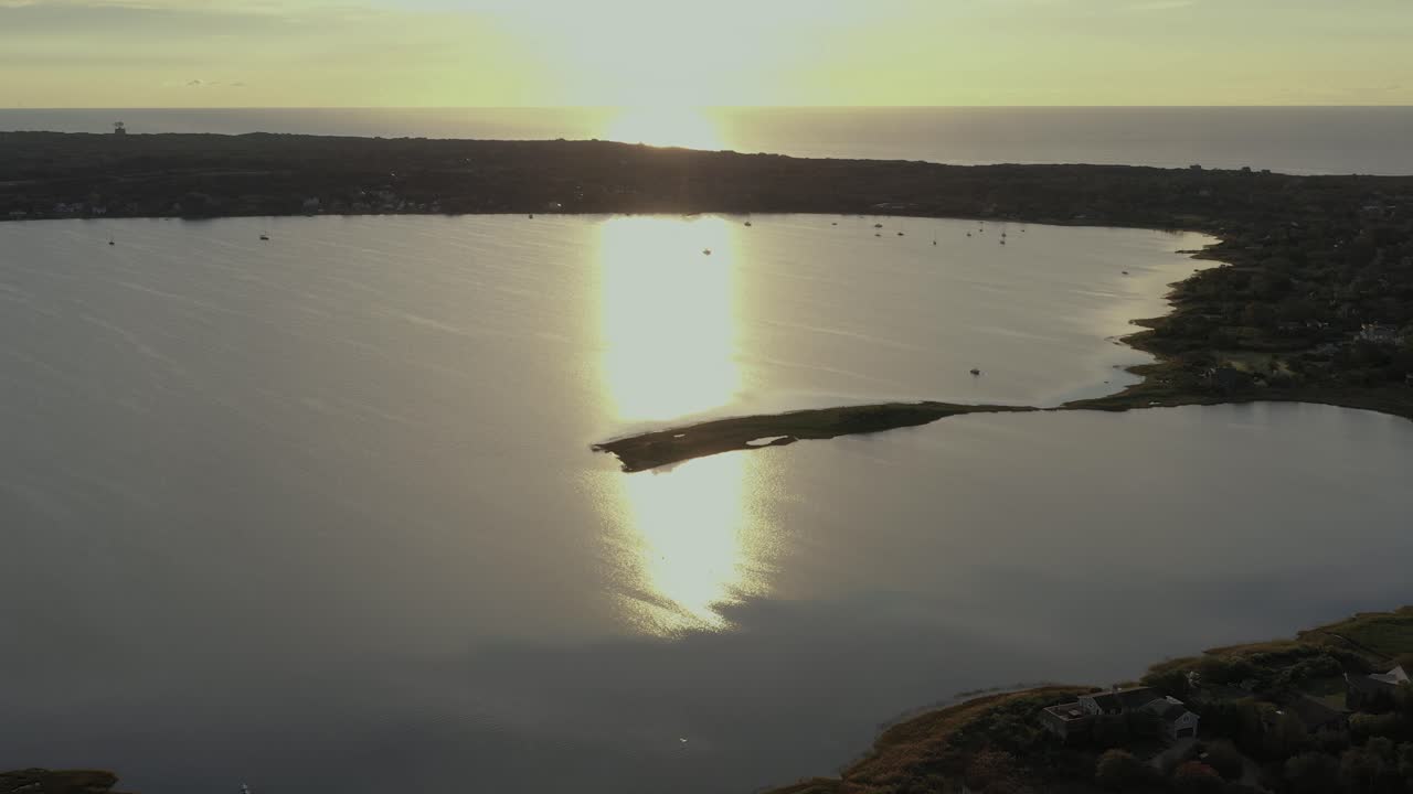 медленный обратный полет над озером монтаук на оконечности острова лонг-айленд в нью-йорке во время великолепного восхода солнца