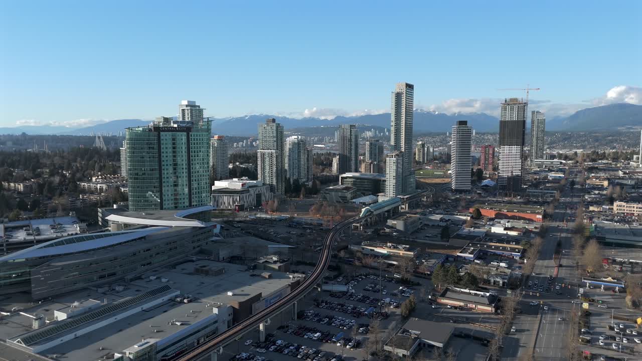 Stazione della metropolitana King George con gli skyline del centro di Surrey City in Columbia Britannica, Canada. Ripresa aerea