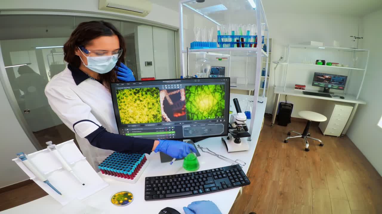 científico que trabaja en un laboratorio