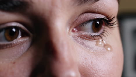 primer plano del rostro de una mujer con lágrimas