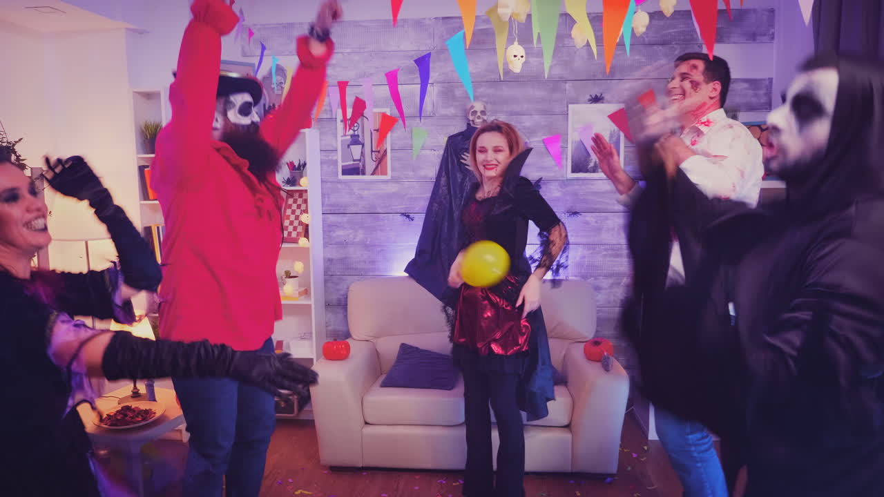 grupo de amigos saltando mientras llevan trajes