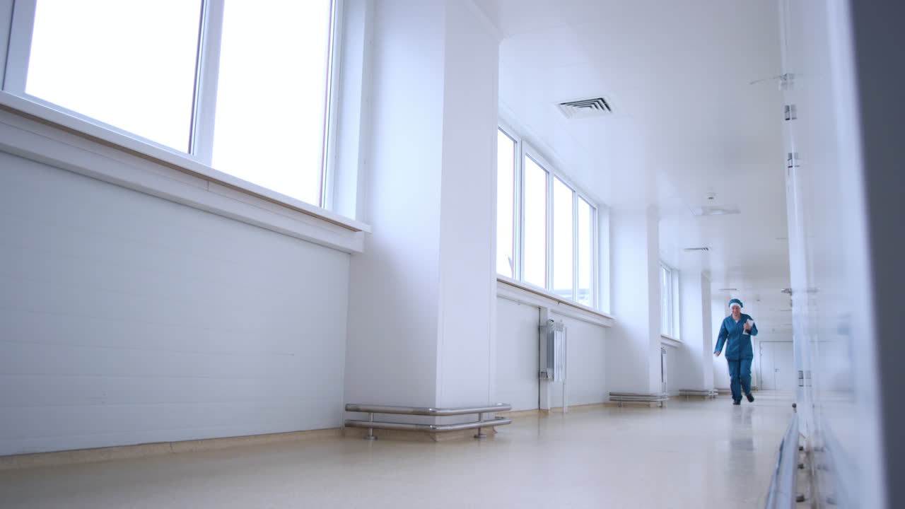 mujer corriendo en uniforme. mujer científica apresúrate al laboratorio