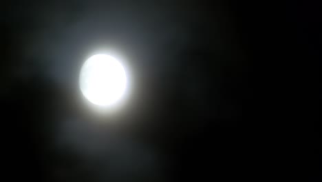 Full-moon-light-in-fast-clouds-at-night,-time-lapse