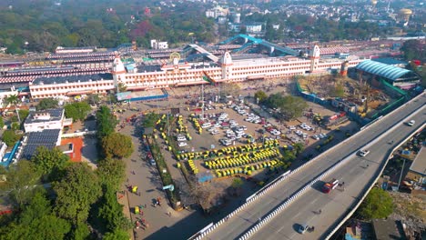 Vista-Aérea-De-La-Estación-De-Tren-De-Varanashi,-Estación-De-Tren-Con-Vista-De-Drones