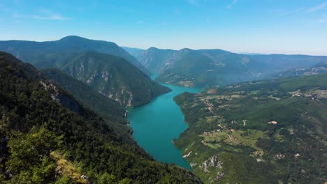 Atemberaubende-Luftaufnahme-Mit-Dem-Lauf-Und-Der-Strömung-Des-Flusses-Drina