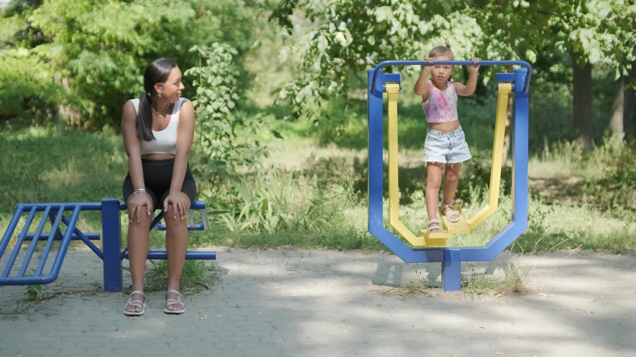 madre y hija embarazadas haciendo ejercicio en el gimnasio al aire libre