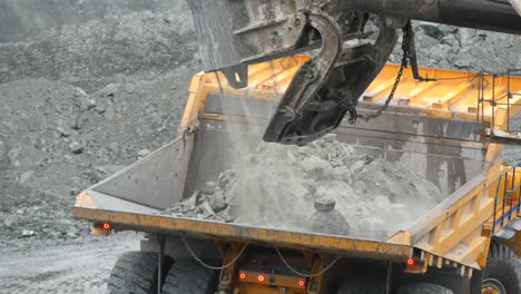 operación de carga de camiones de minería