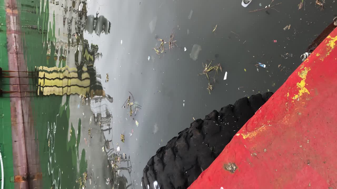 리우데자네이루 항구 의 수면 에 떠다니는 플라스틱 과 다른 쓰레기