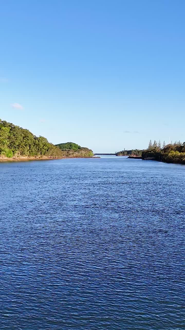 푸른 풍경을 가로질러 흐르는 조용한 강