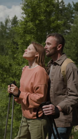 pareja de senderismo en el bosque