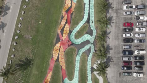 skate park urbano encajado entre la autopista y el estacionamiento en florida