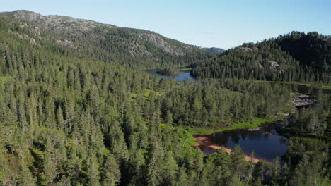 Luftaufnahme-Mit-Blick-Auf-Den-Fluss-Mane,-In-Der-Nähe-Des-Wasserfalls-Rjukanfossen,-Sonnig,-Sommertag,-In-Tinn,-Agder,-Südnorwegen---Dolly,-Drohnenaufnahme