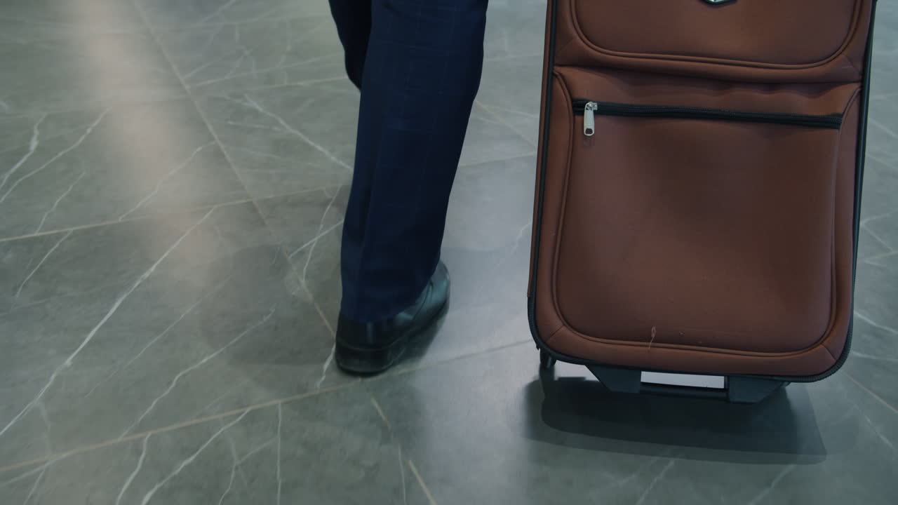 Viajero en el aeropuerto y registro de entrada en el hotel