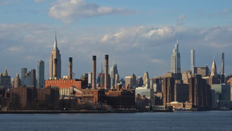 die skyline von manhattan vom east river aus