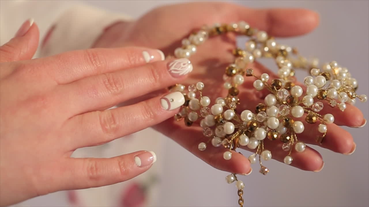 manos de mujer sosteniendo hermosas perlas y joyas de cristal