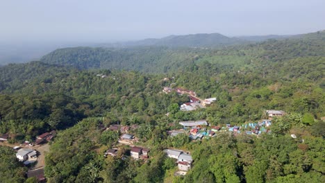 toma aérea avanza desde el cerro dejando ver el centro del pueblo y se puede ver la escuela y la iglesia