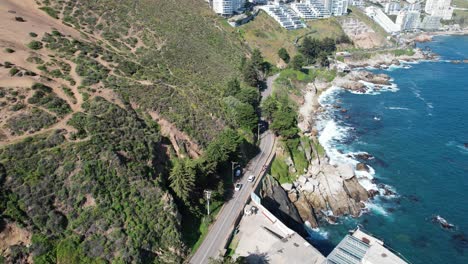 Küstenstraße-Nach-Viña-Del-Mar-An-Einem-Sonnigen-Tag-Mit-Dem-Meer-Und-Der-Stadt-Im-Hintergrund