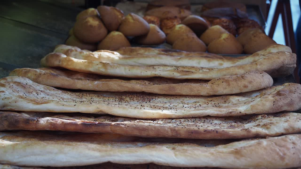 крупный план свежевыпеченного хлеба в пекарне