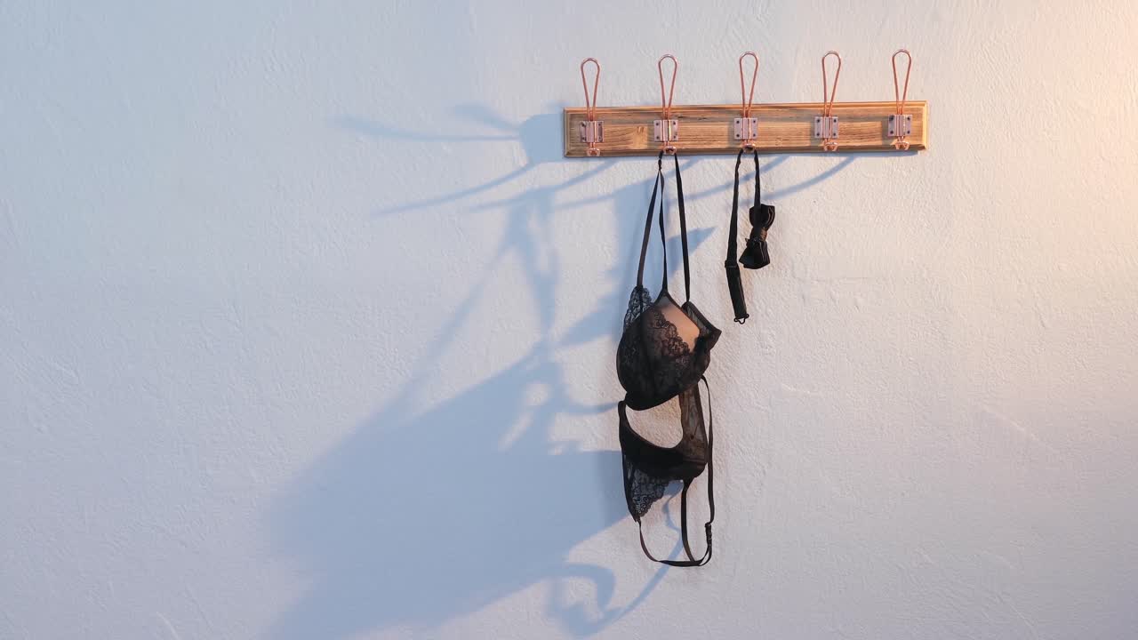 속옷과  ⁇ 타이가 4k 갈고리에 매달려 있습니다.