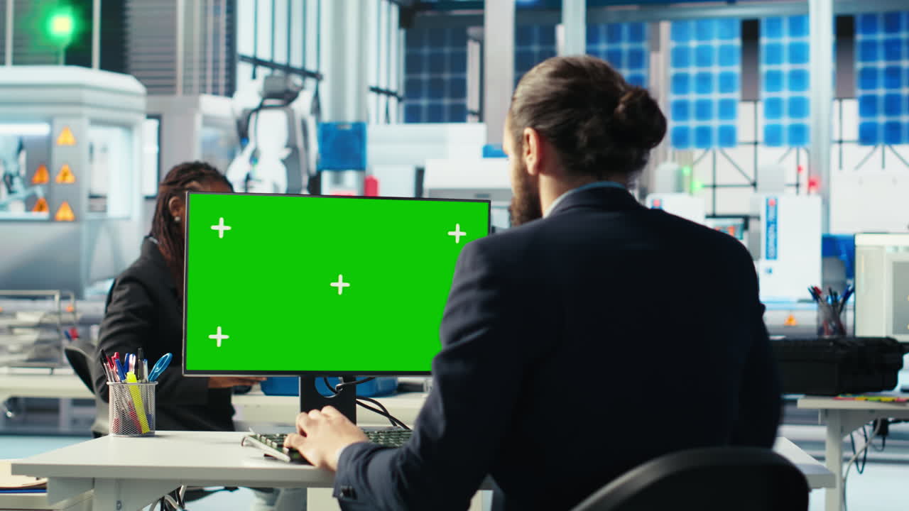 광전자 공장 엔지니어가 모형 pc를 사용하여 태양 패널의 효율을 향상시니다.