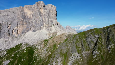 Schöne-Dolomiten-Berglandschaft-An-Sonnigen-Sommertagen-Mit-Blauem-Himmel,-Dolly-Zoom-Aus-Der-Luft