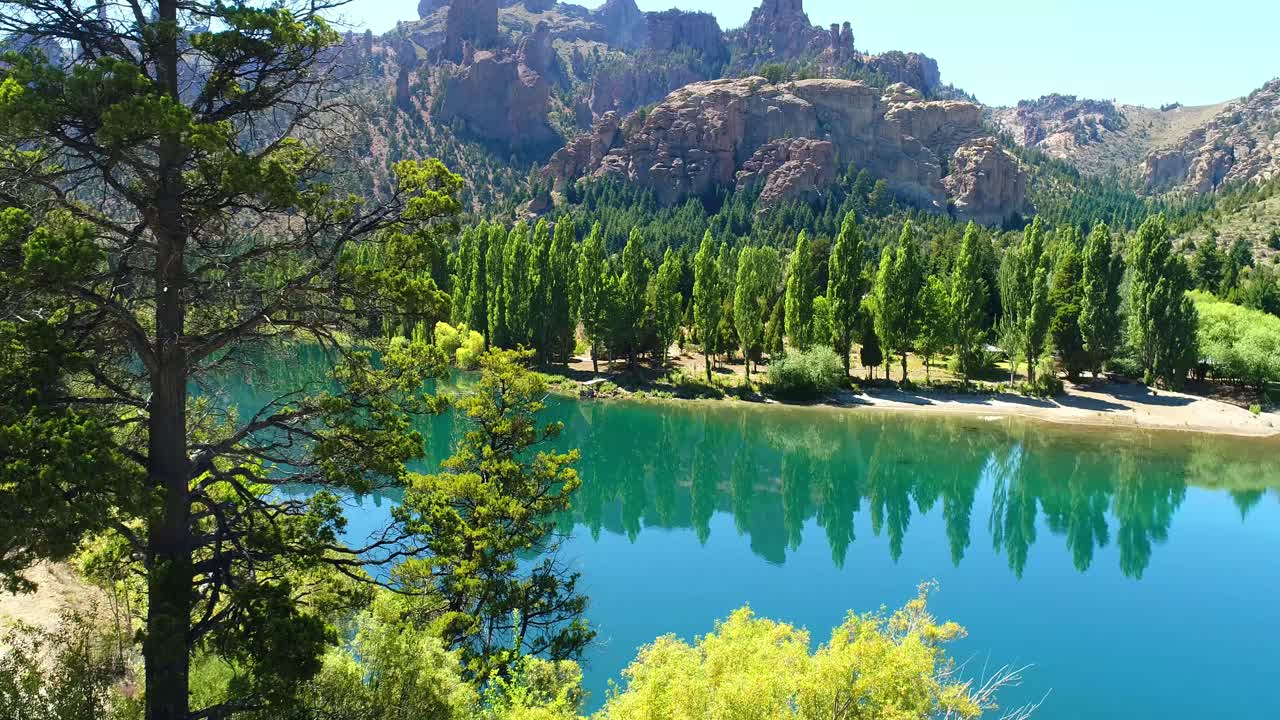 깊고 푸른 하늘이 있는 북부 파타고니아 호수의 공중 전망