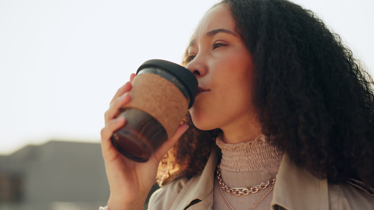 café, bebida y mujer relajarse en la ciudad con calma