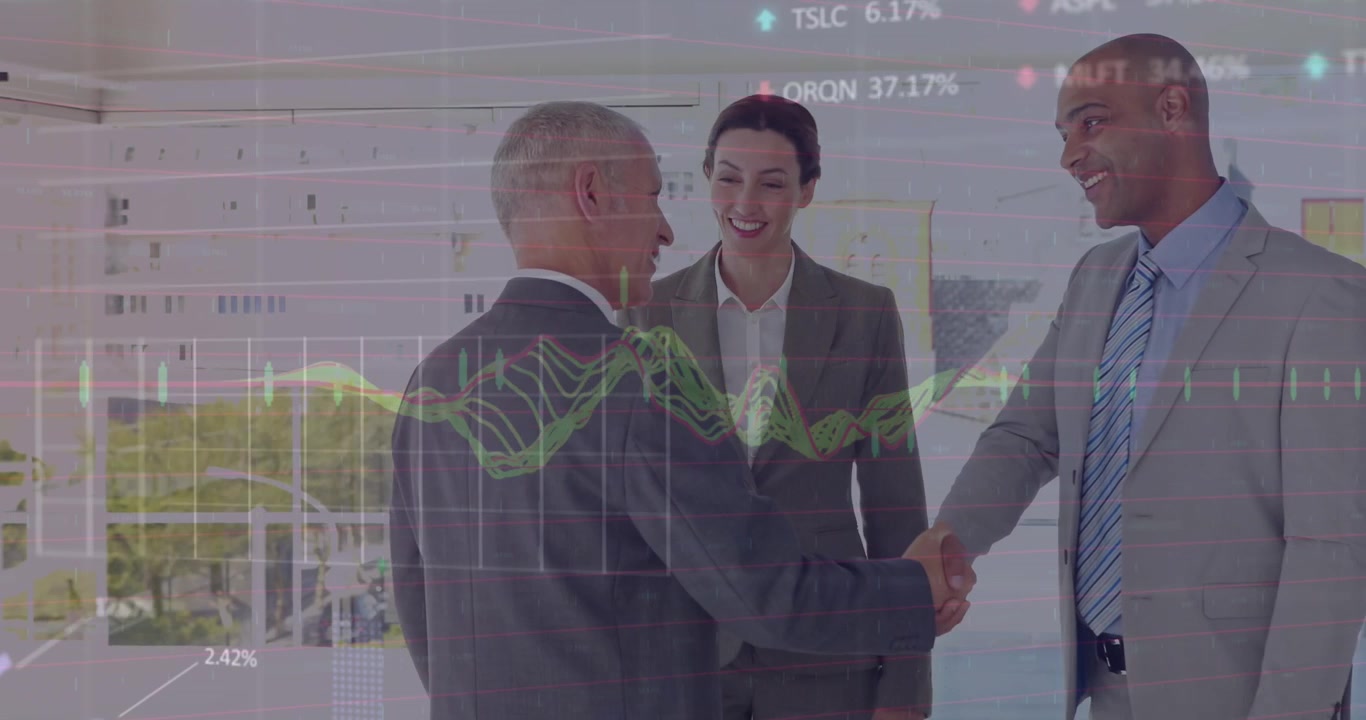 Animação de gráfico, painel de negociação sobre colegas de trabalho diversos conversando e apertando as mãos no escritório