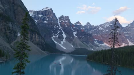 el lago moraine, el parque nacional de canadá, el valle, las montañas, el paisaje, el hermoso pico nevado.