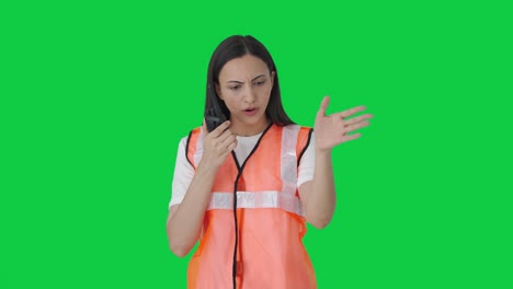 Indisches-Bodenpersonalmädchen-Spricht-Auf-Walkie-Talkie-Greenscreen