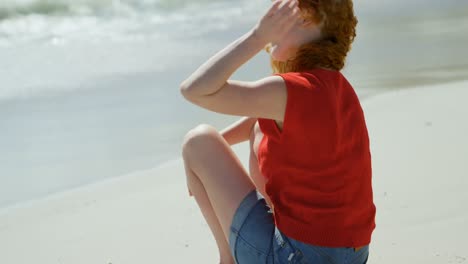 Frau-Sitzt-Auf-Sand-Und-Blickt-Auf-Das-Meer-4k