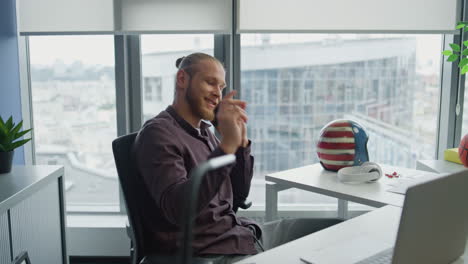 Glücklicher-Mann,-Der-Im-Büro-Am-Telefon-Diskutiert,-Nahaufnahme.-Positiver-Unternehmer-Gestikuliert